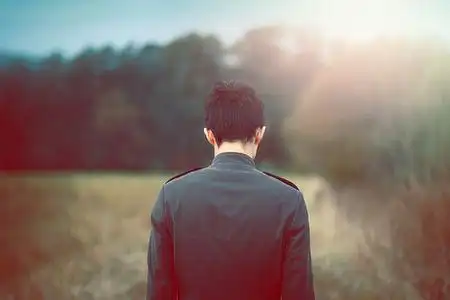 求一张短发男生背影图?