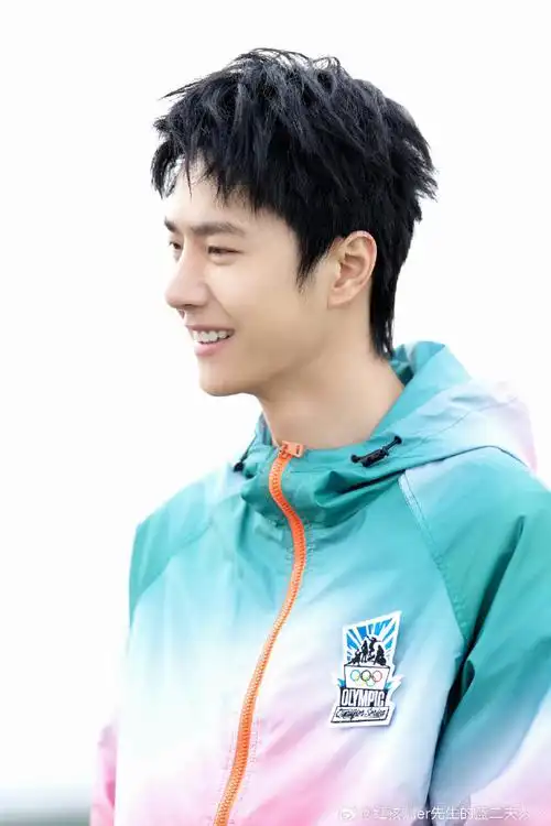 王一博时装周赶场照##王一博坐在飞船上