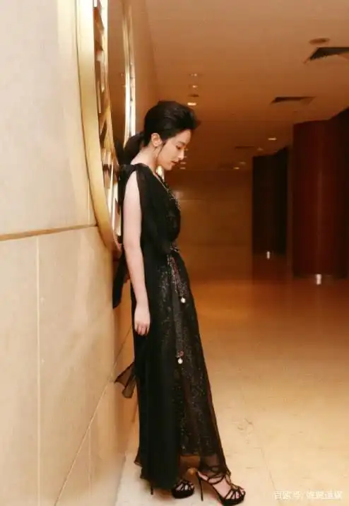 35岁徐百卉晒美照,身着黑色礼服大展知性美,五官耐看精致迷人