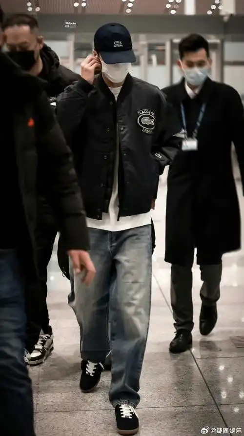 王一博出发巴黎时装周机场图