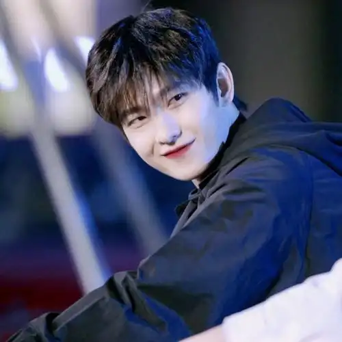 杨洋爱豆头像.男头