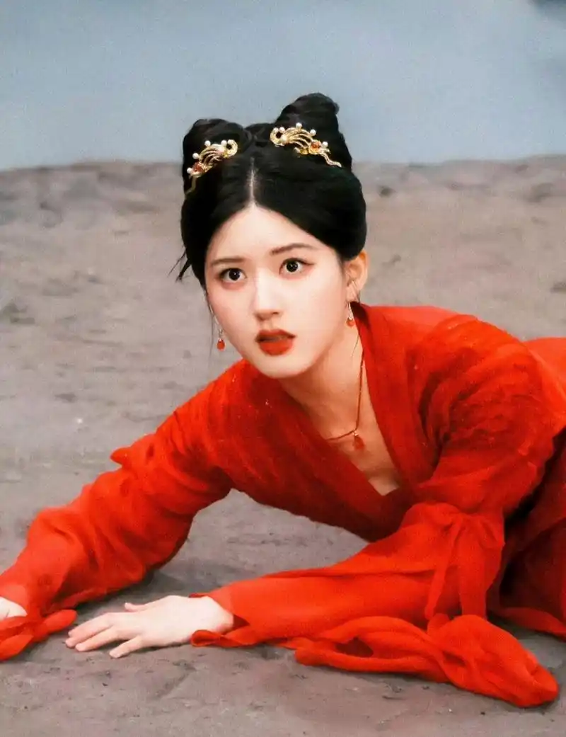 看起来不错啊,状态很好 穿红衣,古装造型 这样的赵露思 好像变得成熟