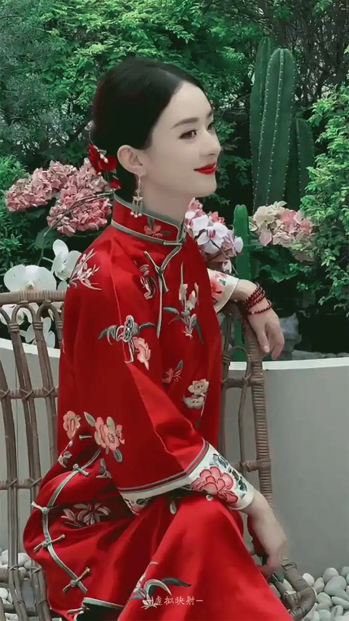 太喜欢赵丽颖这组红色旗袍造型了,秀气甜美的长相配上娇小玲珑的身材