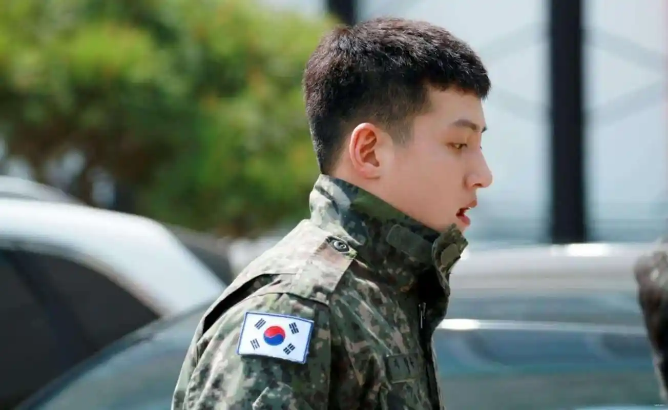 池昌旭入伍近照来袭,颜值太经打,就连素颜都这么帅气