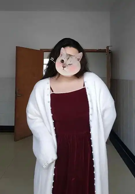 的反应最大,他不敢相信与自己聊了半年的女朋友竟然是一个200斤的胖子