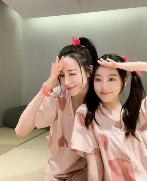 迪丽热巴祝绪丹现身洗浴中心闺蜜俩开心自拍素颜出镜状态好