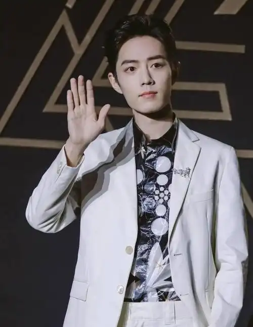 肖战工作室晒最新视频,大背头造型超a,半小时点赞破百万