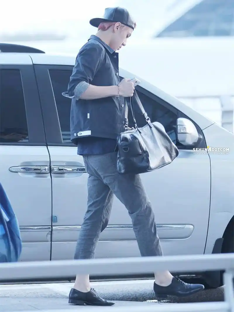 吴世勋现身机场,穿九分裤大秀长腿,结果一头粉毛更抢镜!