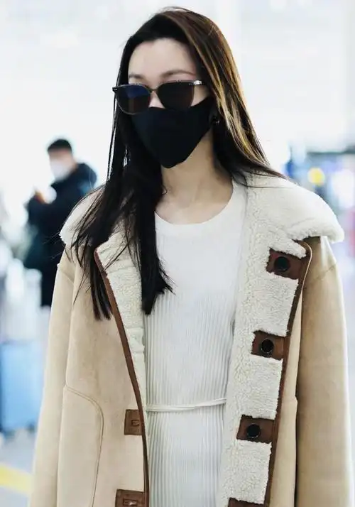 宋轶现身北京机场米色外套青春随性