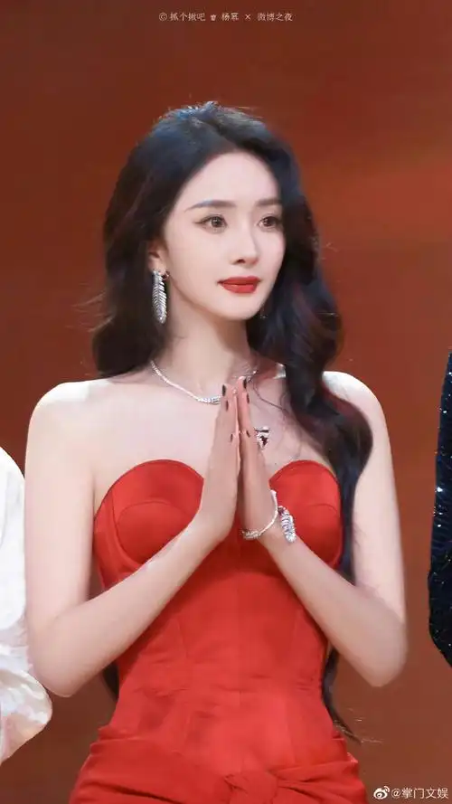 杨幂微博之夜神图#杨幂微博之夜内场神图,是耀眼的大明星呀!