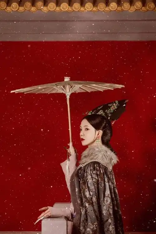陈瑶清宫装韵味十足撑油纸伞漫步红墙深宫