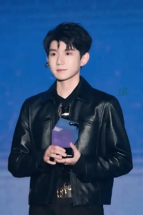 王源出席qq音乐巅峰盛典##王源绿海