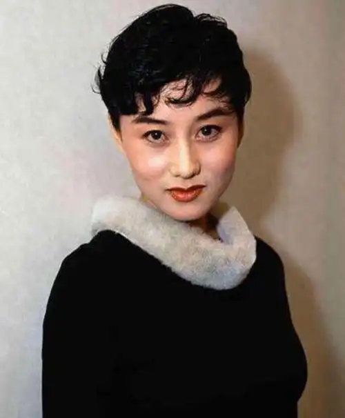 58岁利智近照曝光出道时天使面孔如今苍老了很多