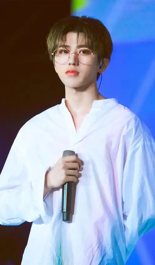 蔡徐坤金丝眼镜帅气阳光时尚写真