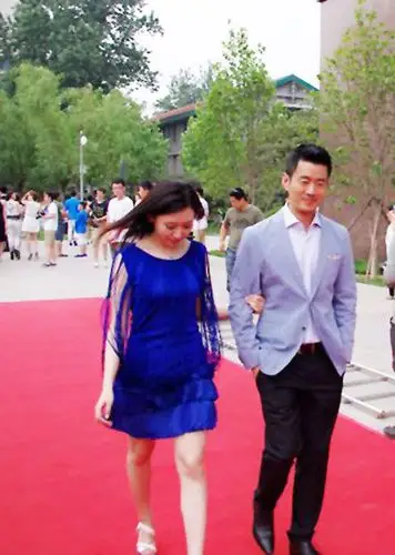 央视王音棋王峰牵手走红毯(组图)