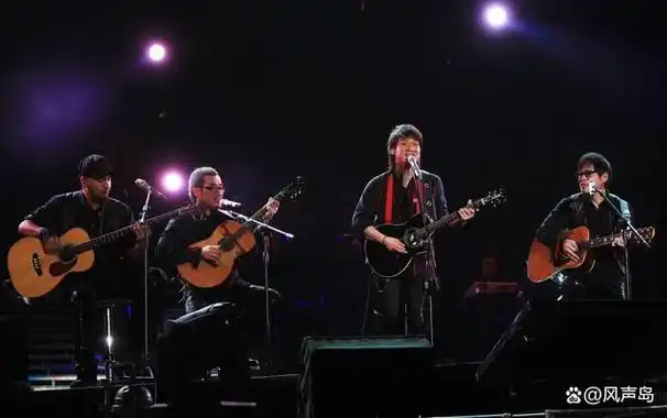 《一起听团吧》里面不少人玩的东西很有意思,比如一个叫震乐堂的乐队