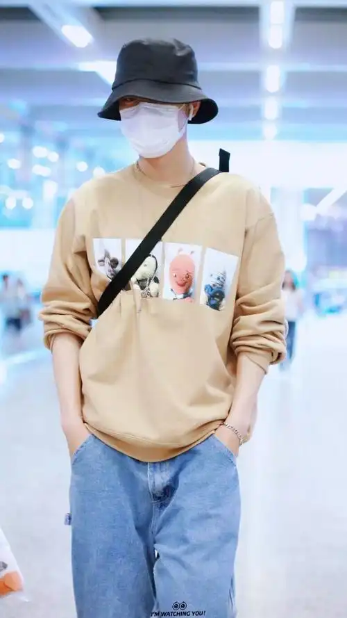 裤子显得整个人都很慵懒和剧里的霸道总裁气质真的很不一样呢"肖战