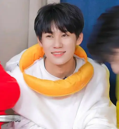 真真真可爱小鸭子真真喉结下颌线深情的眼神笑起来弯弯的眼睛#张真源