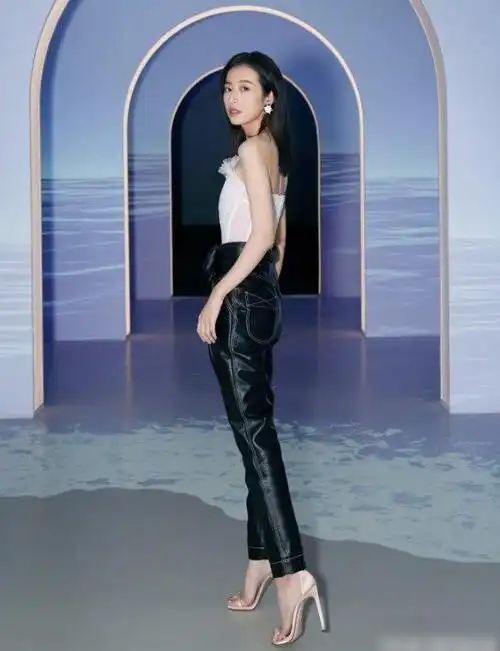 周雨彤非要踩银针鞋脚背跟地面成75度一般人不敢尝试