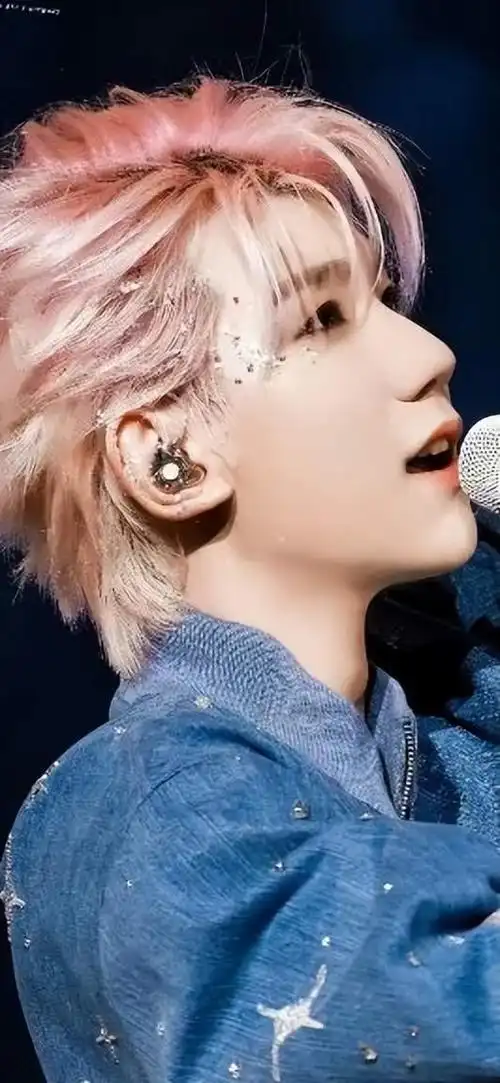 如果说上海场的染着绿发的王源像是森林里跑出来的小精灵,那么广州场