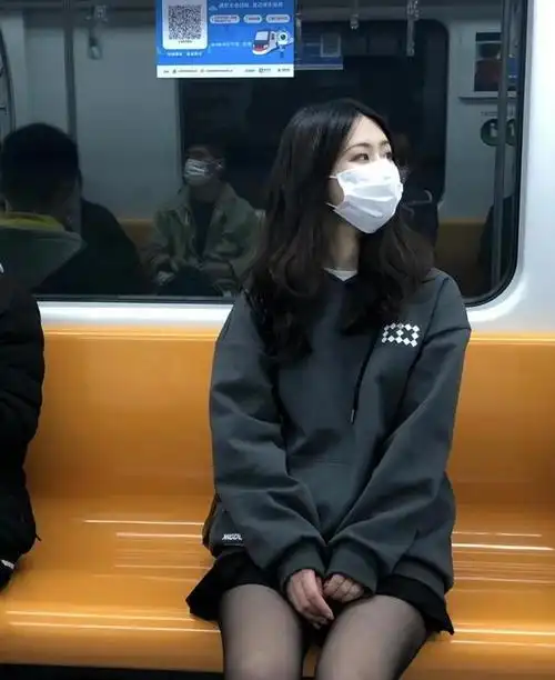 女子黑丝服装乘地铁,身旁空座无一人敢坐!女生:真是下头