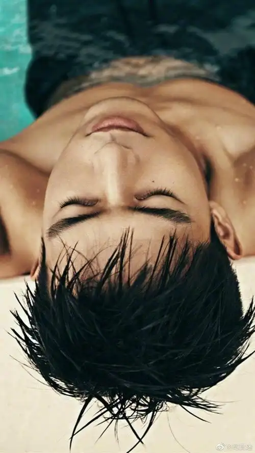 李现 画册写真腹肌我真的可以!