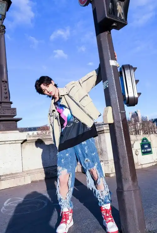 李宇春温岚伊莲娜黄明昊的破洞裤巨有型裤子是认真的吗