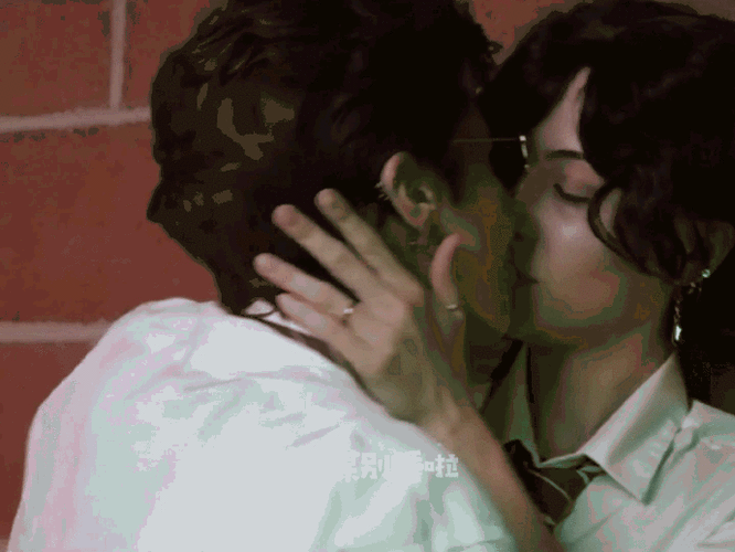 捂嘴!握脖!吻上去!两具身体迎合缠绵!啊啊啊!这对真的太会亲啦!