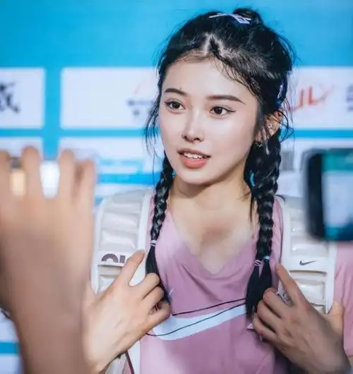 土气,苦相,"香肠嘴"颜值一般还硬演"绝世美女",勇气可嘉