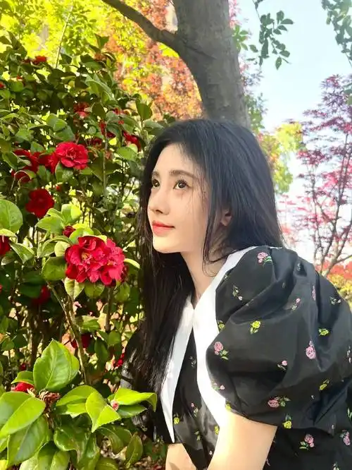 鞠婧祎晒春日美照穿泡泡袖短裙甜度满分