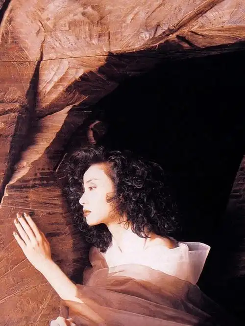 61岁邝美云不婚不育,三拒豪门,19岁当选港姐,38岁拥有亿万身家_郑家