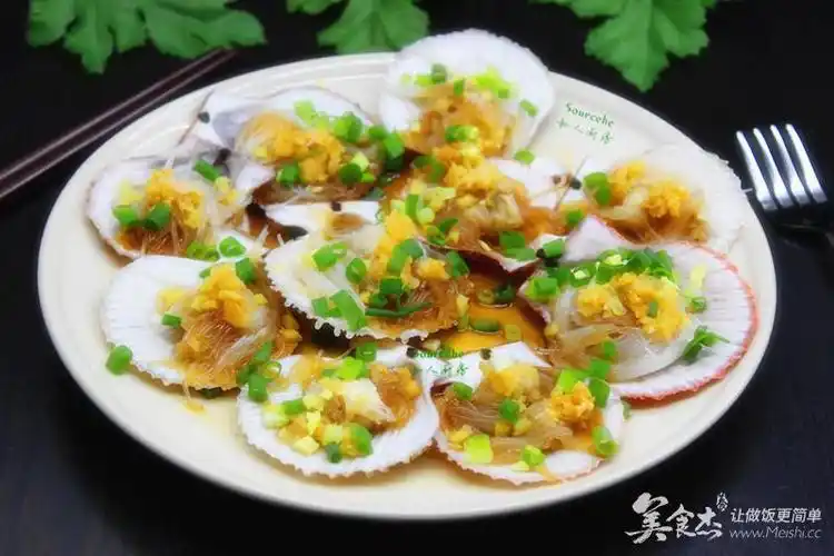 粤菜的鲜美蒜蓉粉丝蒸扇贝