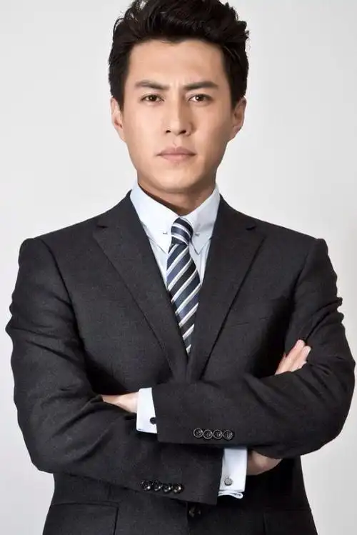 老看到有人说靳东像谁,我来做个汇总,不同时期长得不太一样.