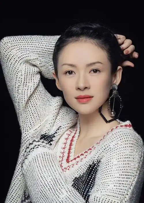 章子怡久违晒新照,白色波点时尚纱裙深v领,仙气中透着小时尚_黑色