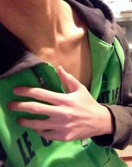 有好看的锁骨的男生 最帅气又有魅力