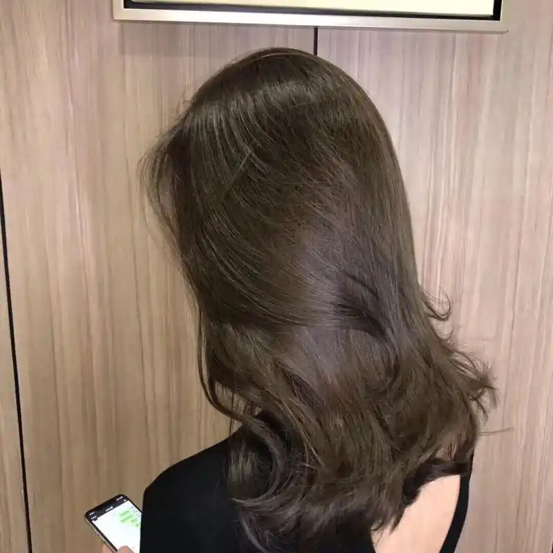 不需要漂色,冷棕亚麻色 冷色发色是如今很流行的发色,但是大部分设计