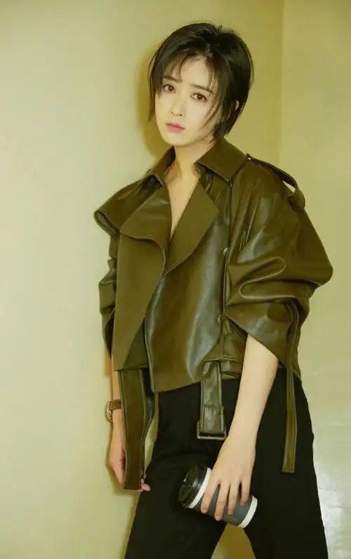 蒋欣黑色运动休闲装(蒋欣瘦身后太会穿了)