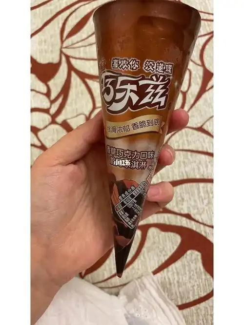 冬天真的太美妙了,可以穿着吊带吃雪糕,酸辣粉#小草和羊羊