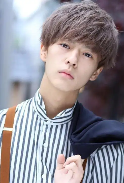 男生日系短头发适合剪的刘海 今年火爆款式的男生短发系