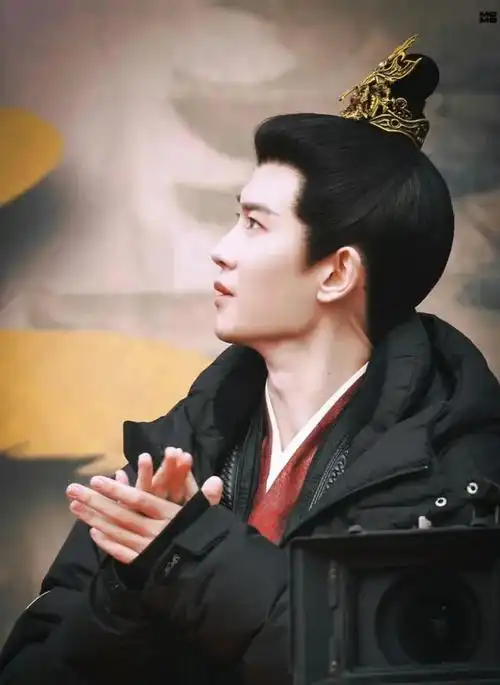 240130任嘉伦温柔眼神中透露的是对粉丝无限的爱