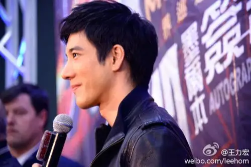 王力宏备战墨尔本演唱会 微博晒帅气侧颜