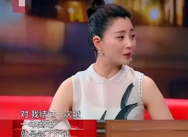 回顾殷桃:离婚14年后至今单身未嫁,靠实力翻红,托起父母晚年