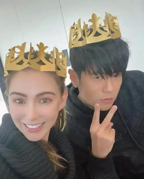 周杰伦宠妻送昆凌全新鸽子蛋女方戴着去杭州心情很嗨