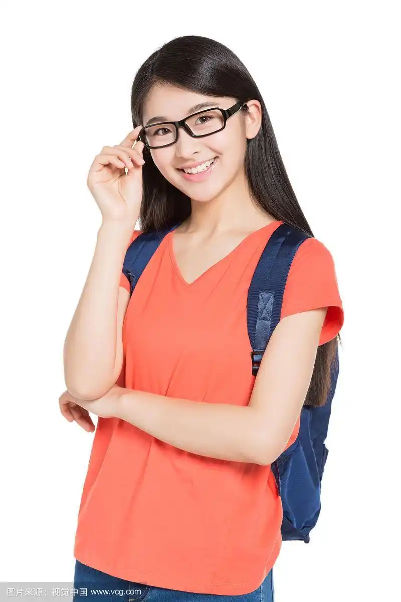 女孩戴着近视眼镜