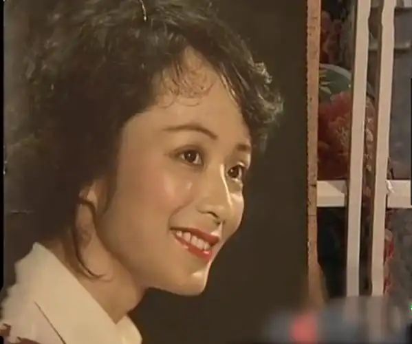 俊男靓女,王洁实穿高领白毛衣,谢莉斯烫着大波浪的卷发,在80年代很