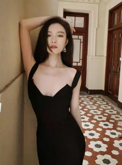 倪妮黑色鱼尾长裙大秀事业线雪肤玉貌魔鬼身材性感火辣