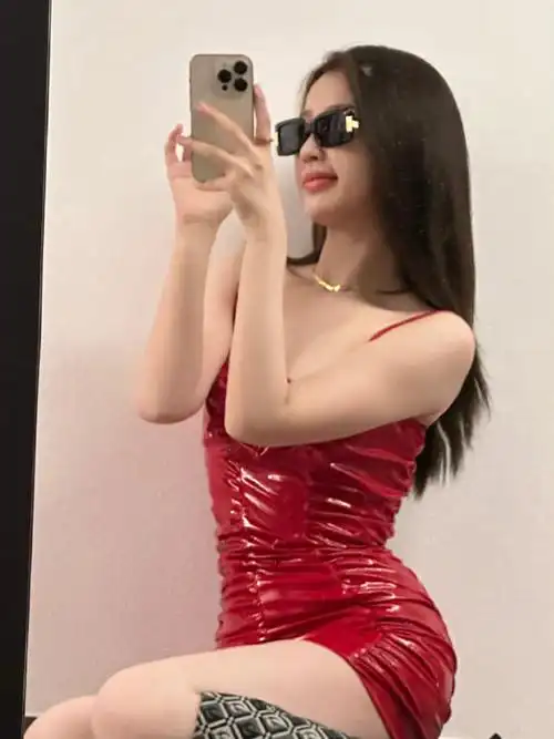 虞书欣红色吊带皮裙四宫格随拍