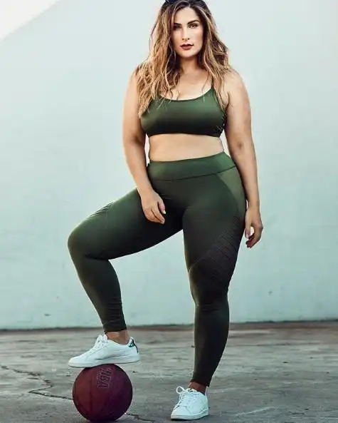 180斤胖女人勤健身高颜值加傲人曲线走红走上模特人生