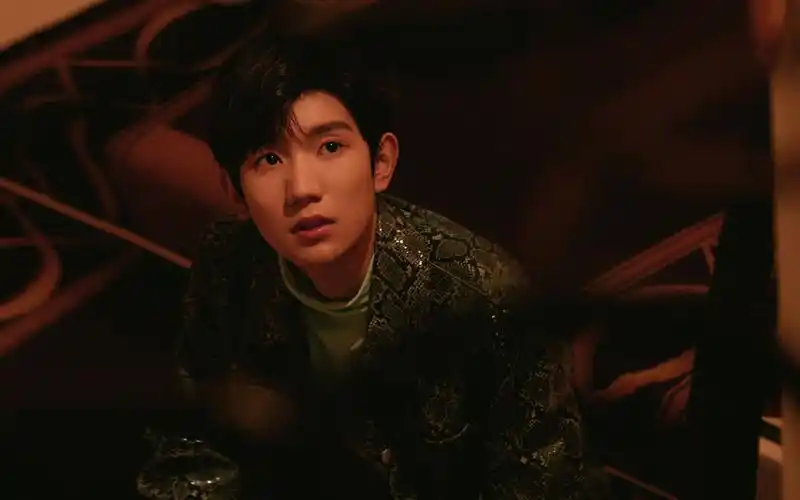 王源巴黎时装周帅气图片桌面壁纸