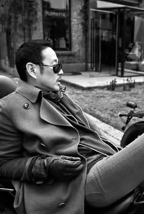 在年轻的岁月里,陈道明展现出了令人印象深刻的帅气,他给人一种文质